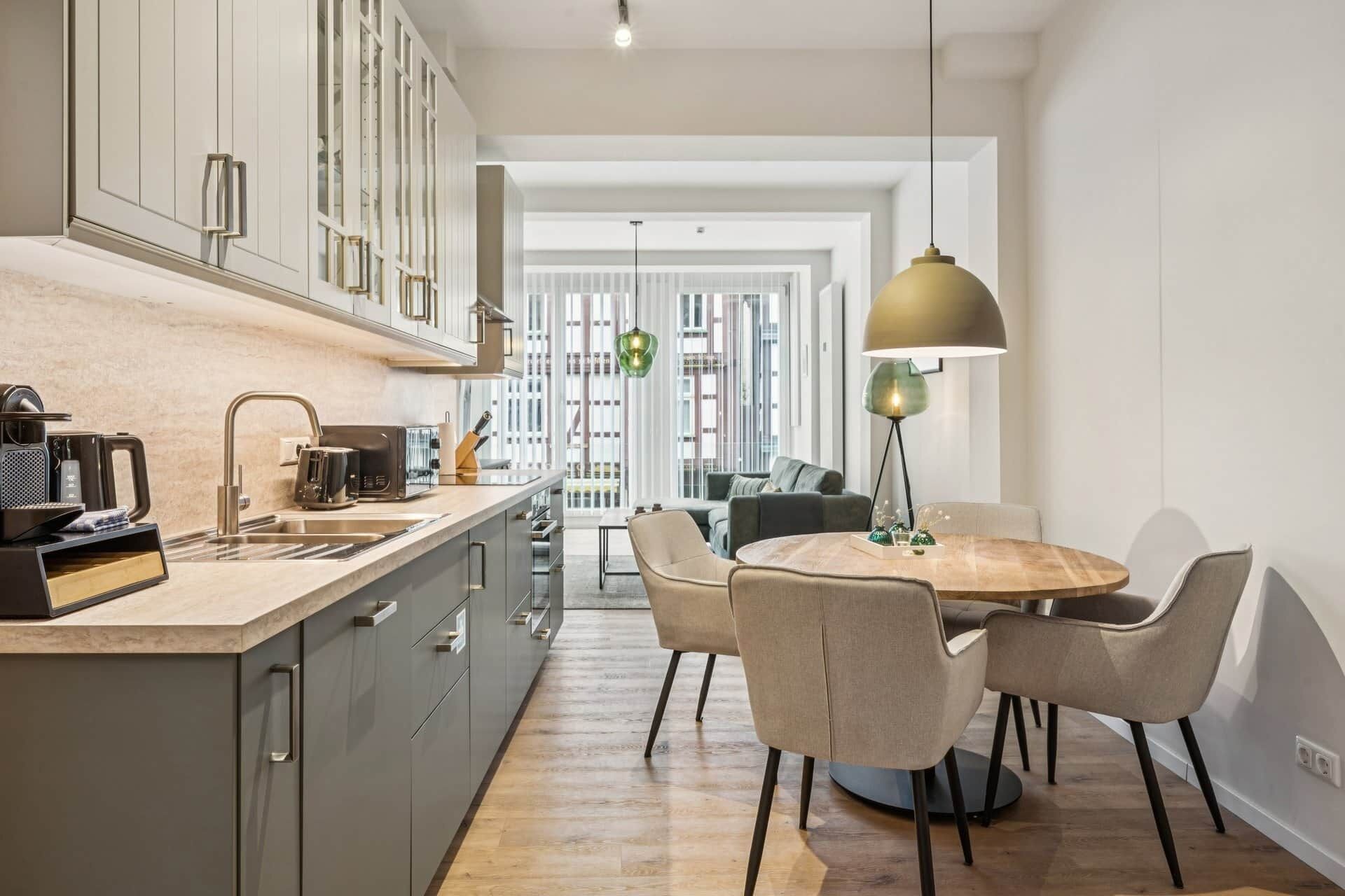 Kühlschrank, Mikrowelle, Ofen, Herdplatte