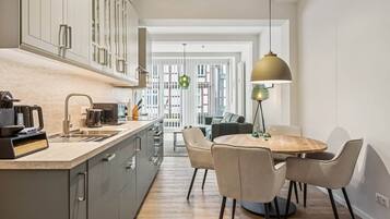 Kühlschrank, Mikrowelle, Ofen, Herdplatte