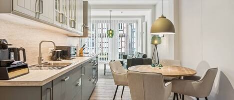 Frigorifero, microonde, forno, piano cottura