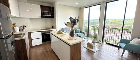 Refrigerador, placa de cocina, cafetera/tetera, utensilios de cocina