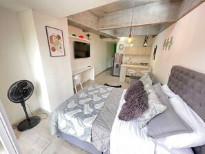 1 slaapkamer, een strijkplank/strijkijzer, wifi, beddengoed