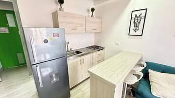 Refrigerador, parrilla de estufa y cafetera y tetera