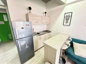 Refrigerador, parrilla de estufa y cafetera y tetera 