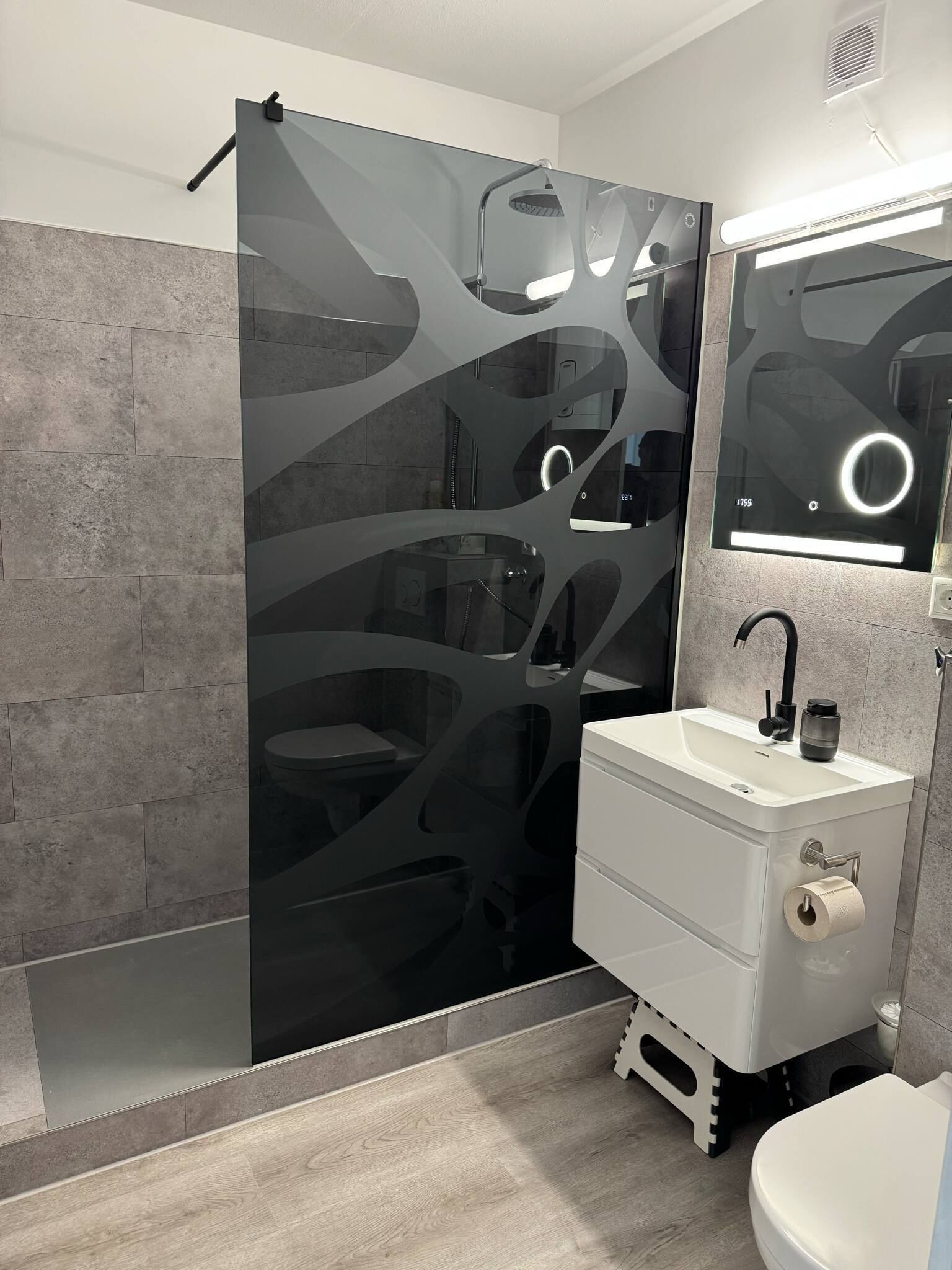 Dusche, Haartrockner, Seife, Toilettenpapier