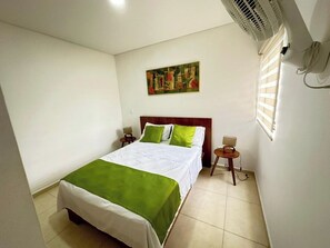 2 chambres, fer et planche à repasser, Wi-Fi, draps fournis