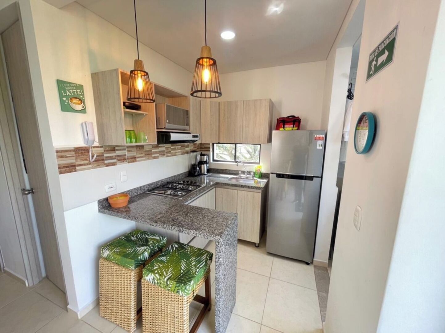 Refrigerador, microondas, parrilla de estufa y cafetera y tetera 