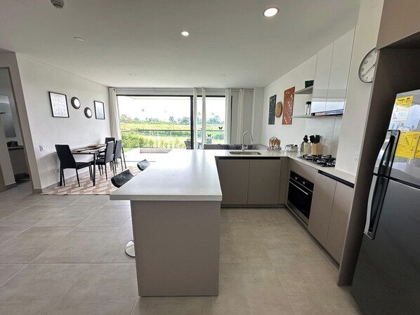 ثلاجة، ميكروويف، فرن، موقد طهي مسطح