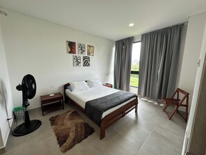 1 slaapkamer, een strijkplank/strijkijzer, internet, beddengoed