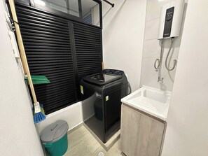 Ofen, Wasserkocher mit Kaffee-/Teezubehör, Kochgeschirr/Geschirr/Besteck