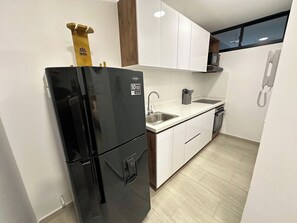 Ofen, Wasserkocher mit Kaffee-/Teezubehör, Kochgeschirr/Geschirr/Besteck