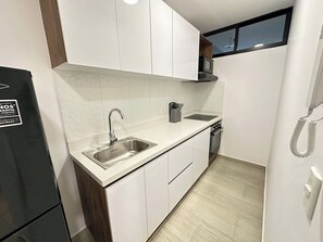 Kjøleskap, mikrobølgeovn, ovn og kokeplater