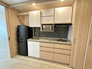 Fridge, stovetop, coffee/tea maker, cookware/dishes/utensils