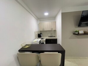 Microwave, cookware/dishes/utensils