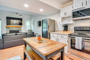 Fridge, microwave, stovetop, dishwasher - 1 Mi to Mohegan Sun: Studio w/ Pool Access (Norwich)