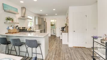 Réfrigérateur, micro-ondes, plaque de cuisson, lave-vaisselle