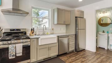 Réfrigérateur, micro-ondes, plaque de cuisson, lave-vaisselle