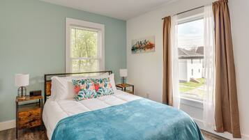 3 bedrooms, desk, iron/ironing board, internet