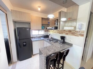 ثلاجة، ميكروويف، موقد طهي مسطح، ماكينة لصنع القهوة/الشاي