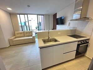 Fridge, microwave, stovetop, coffee/tea maker - Comfortable studio apartment in Laureles (Armenia)