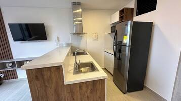 Kühlschrank, Mikrowelle, Herdplatte, Wasserkocher mit Kaffee-/Teezubehör