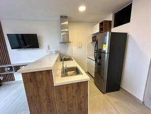 Fridge, cookware/dishes/utensils