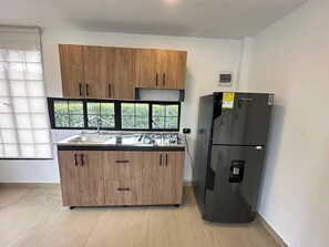 Kjøleskap, mikrobølgeovn, kokeplater og kaffetrakter/tekoker