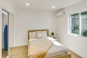 1 bedroom, iron/ironing board, Internet, bed sheets - 4 Mi to SoFi Stadium: Pet-Friendly LA Area Home (Windsor Hills)