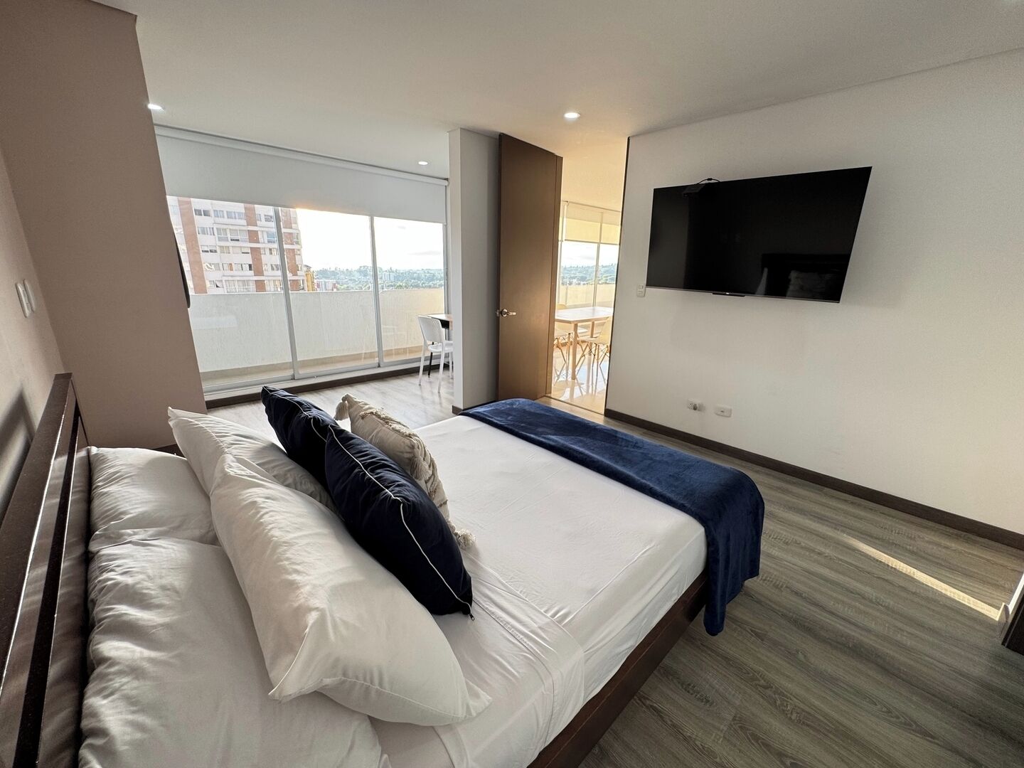 2 habitaciones, escritorio, tabla de planchar con plancha y wifi 