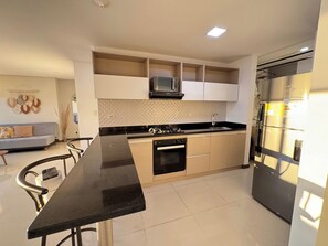 Micro-ondas, fogão, cooktop, cafeteira/chaleira