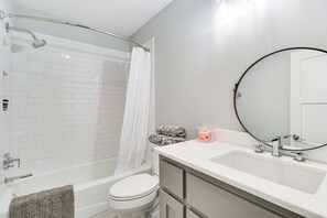 Un bagno moderno con vasca, WC e lavabo.
