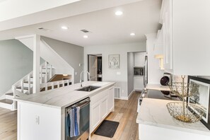 Fridge, microwave, stovetop, dishwasher