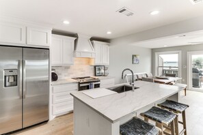 冷蔵庫、電子レンジ、コンロ、食器洗い機