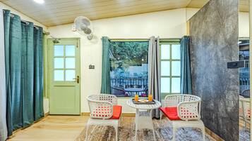Habitación Premium, vistas al patio | Ropa de cama de alta calidad y edredones de plumas