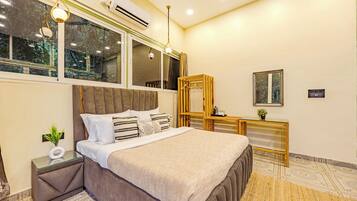 Habitación Premium, balcón | Ropa de cama de alta calidad y edredones de plumas