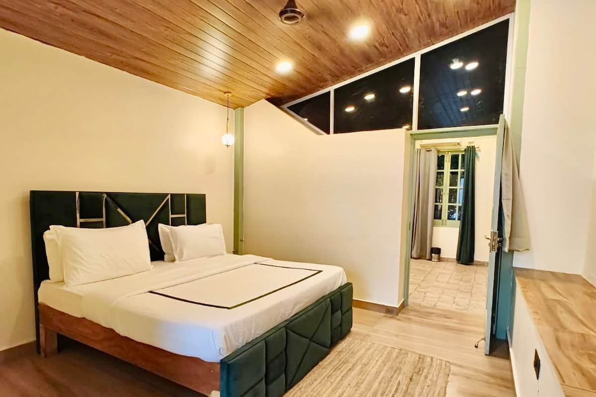 Premium Room, Balcony | Premium bedding, down comforters, memory foam beds