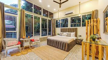Premium Room, Balcony | Premium bedding, down duvets, memory-foam beds, individually decorated