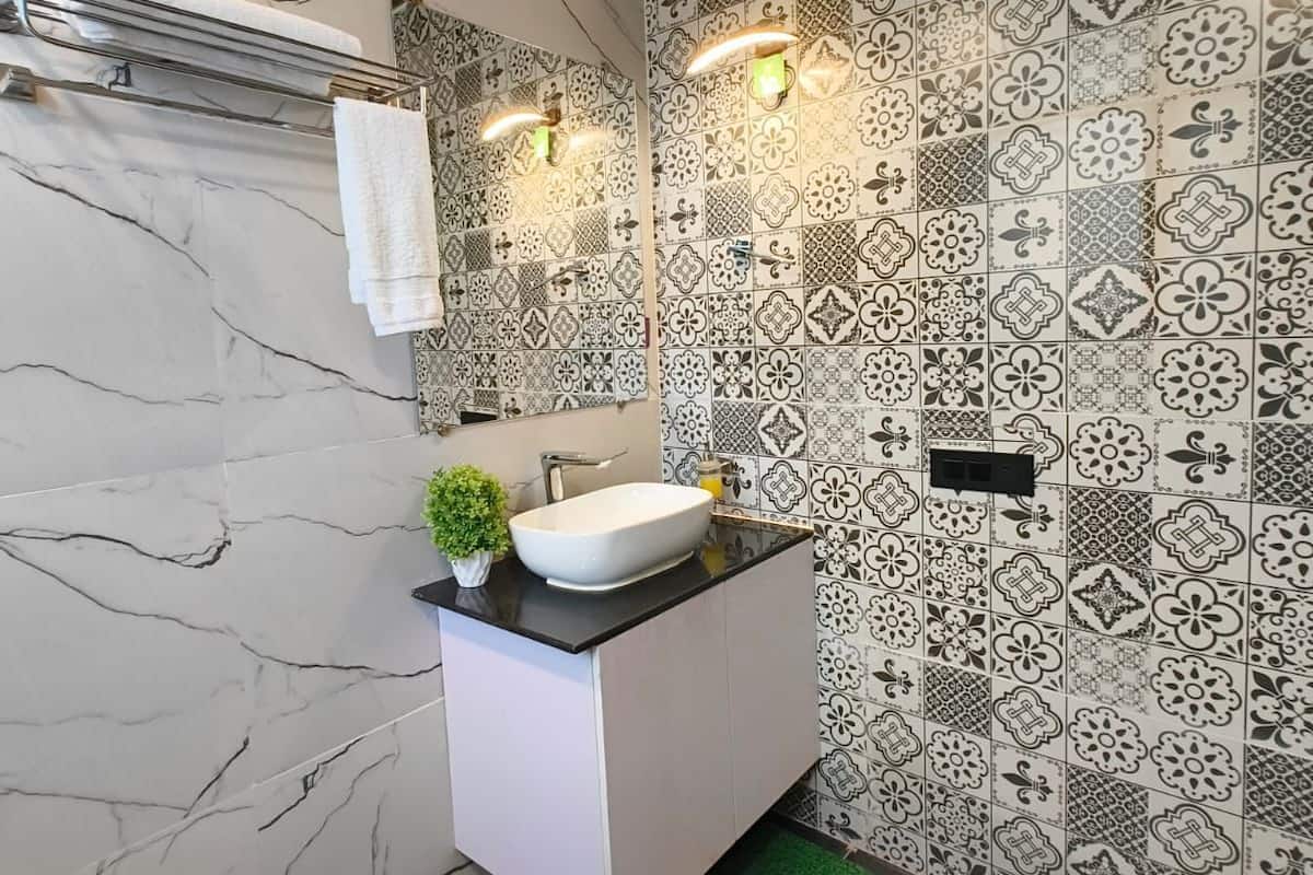 Premium Room, Balcony | Bathroom