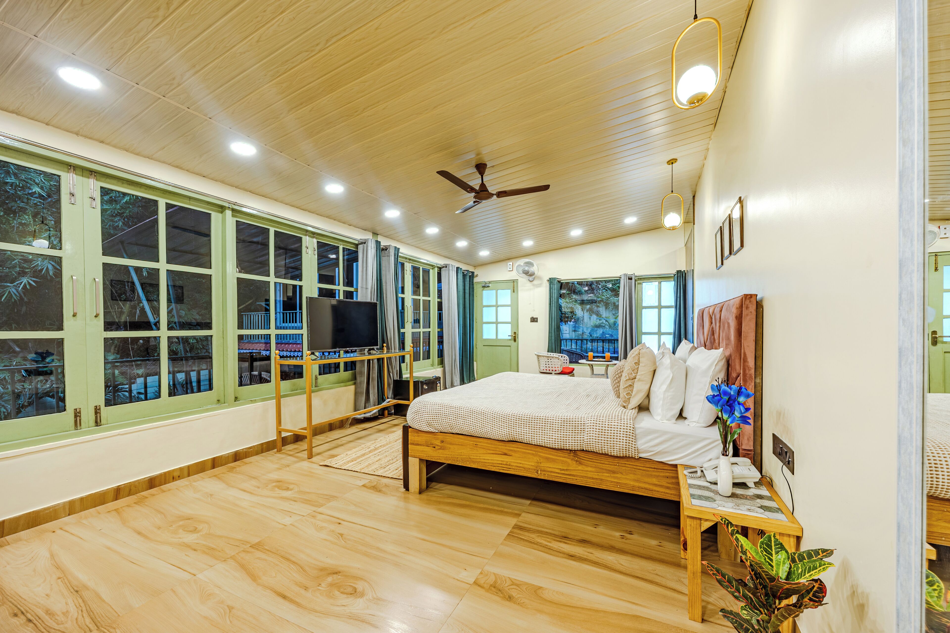 Premium Room, Courtyard View | Premium bedding, down comforters, memory foam beds