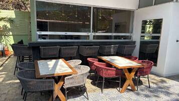 Bar junto a la piscina