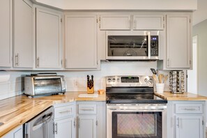 Cookware/dishes/utensils - 8 Mi to Jay Peak Resort: Scenic Retreat w/ Deck (North Troy)