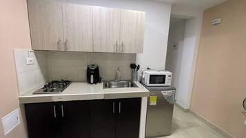 Køleskab, mikrobølgeovn, kogeplade, kaffe-/temaskine