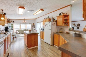 Fridge, microwave, oven, stovetop - Lakefront Home w/ Beach Access, Deck & Dock (Fountain)