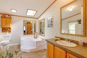 Hair dryer, towels - Lakefront Home w/ Beach Access, Deck & Dock (Fountain)