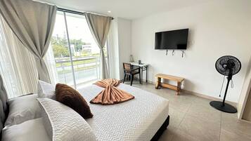 1 habitación, escritorio, tabla de planchar con plancha y wifi