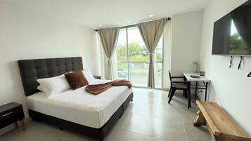 1 slaapkamer, een bureau, een strijkplank/strijkijzer, wifi