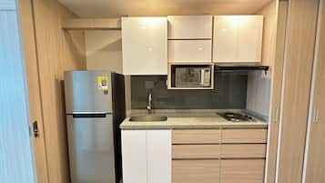 Fridge, microwave, coffee/tea maker, cookware/dishes/utensils