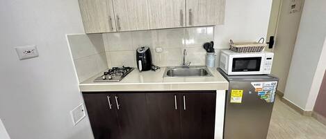 Coffee/tea maker, cookware/dishes/utensils