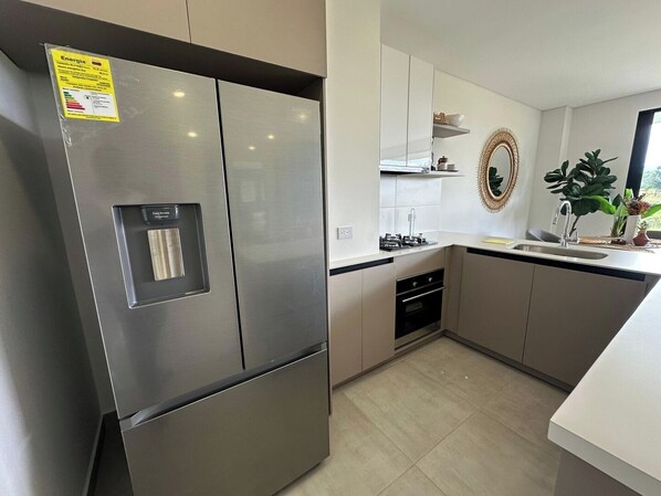 Kühlschrank, Mikrowelle, Wasserkocher mit Kaffee-/Teezubehör