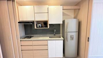 Fridge, microwave, coffee/tea maker, cookware/dishes/utensils