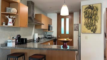 Micro-ondas, cooktop, lava-louças